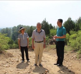 原海軍副司令么興遠中將攜夫人親臨中國園林綠化網植樹基地植樹，為首都綠水青山助力。